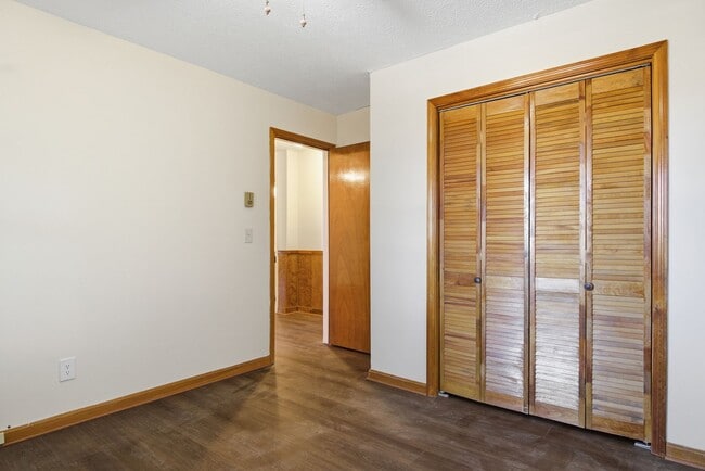 Building Photo - 3 bed, 1 bath.  Pet Friendly New remodel