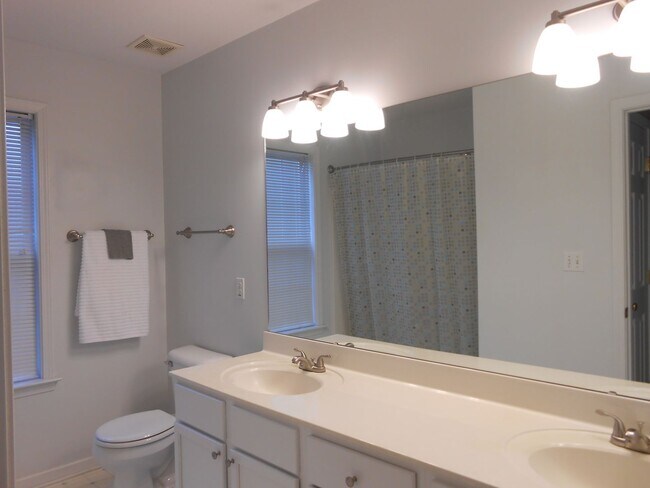 Building Photo - Beautifully Updated Townhome in Prime Carrboro Location – Walk to Downtown & Weaver Street Market