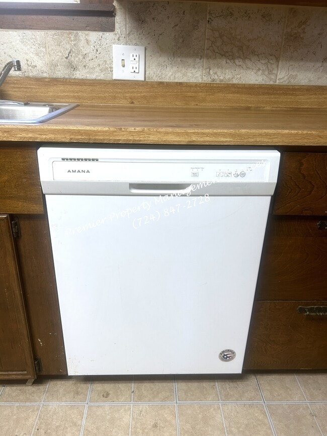 Building Photo - 979 King St