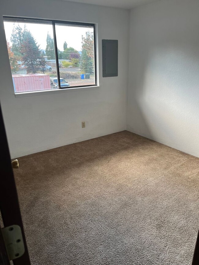 Building Photo - Sutherlin Upstairs 2 bedroom apartment