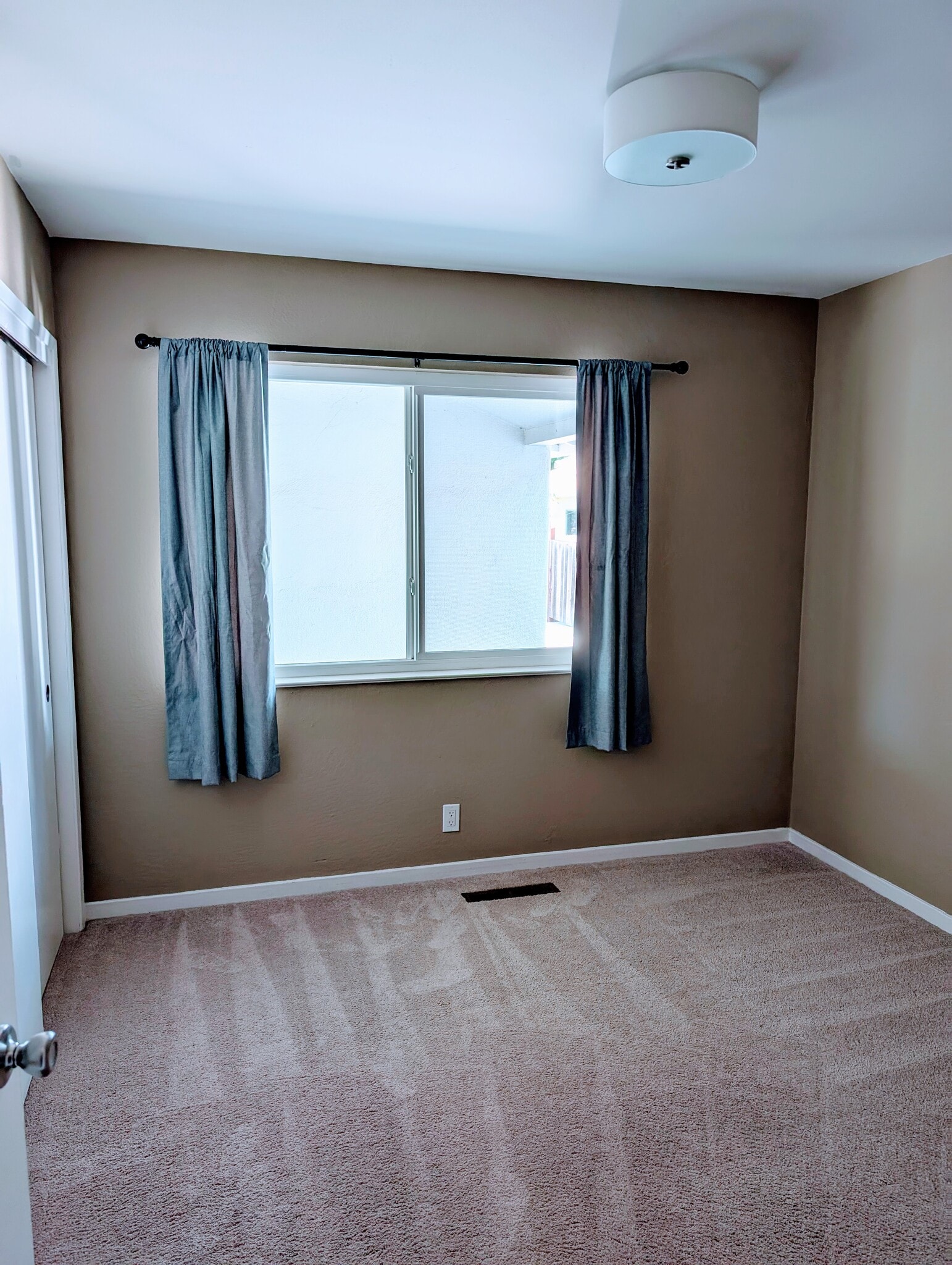 Building Photo - 22422 Walnut Cir S