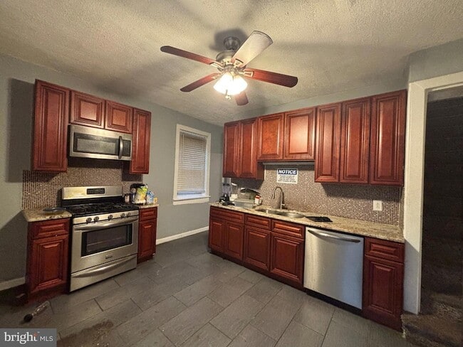 Building Photo - 649 W State St