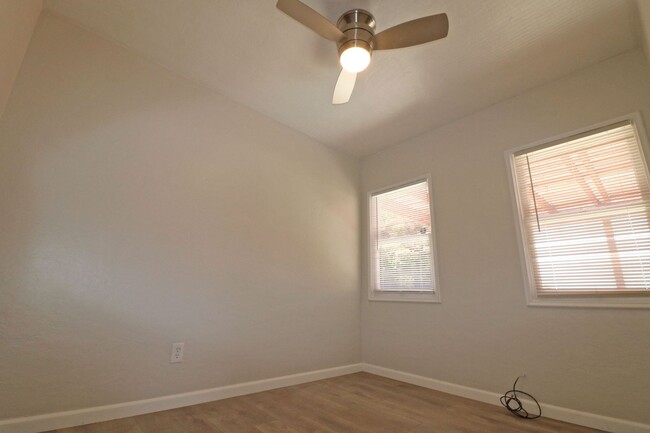 Building Photo - 2/1 house in Bay Park! Vinyl flooring, upd...