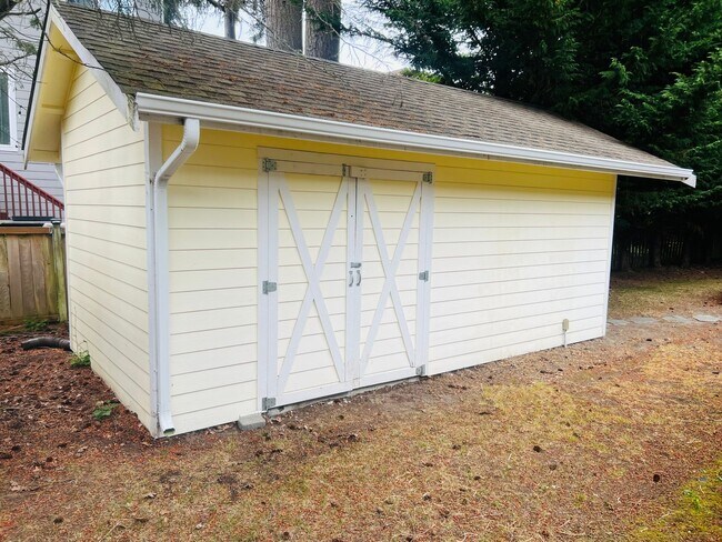 Building Photo - Charming Rambler 3-Bed/2-Bath Available Now!