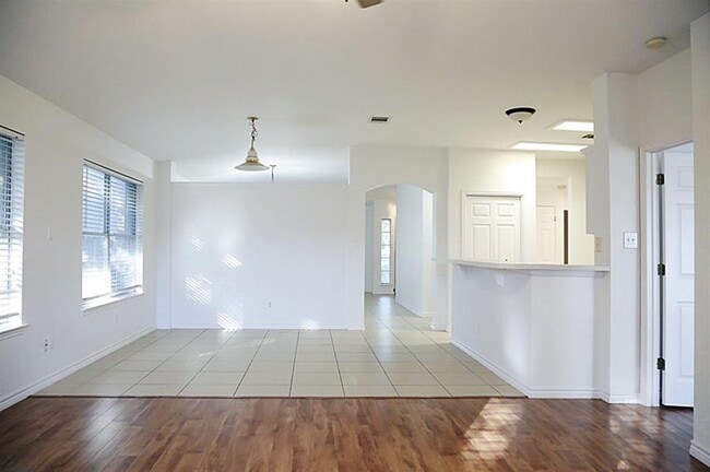 Building Photo - 805 Settlement St