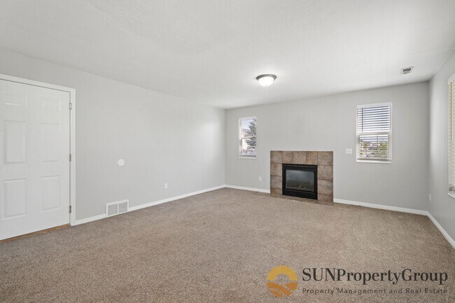 Building Photo - Beautiful Home In Great Roy Location!!