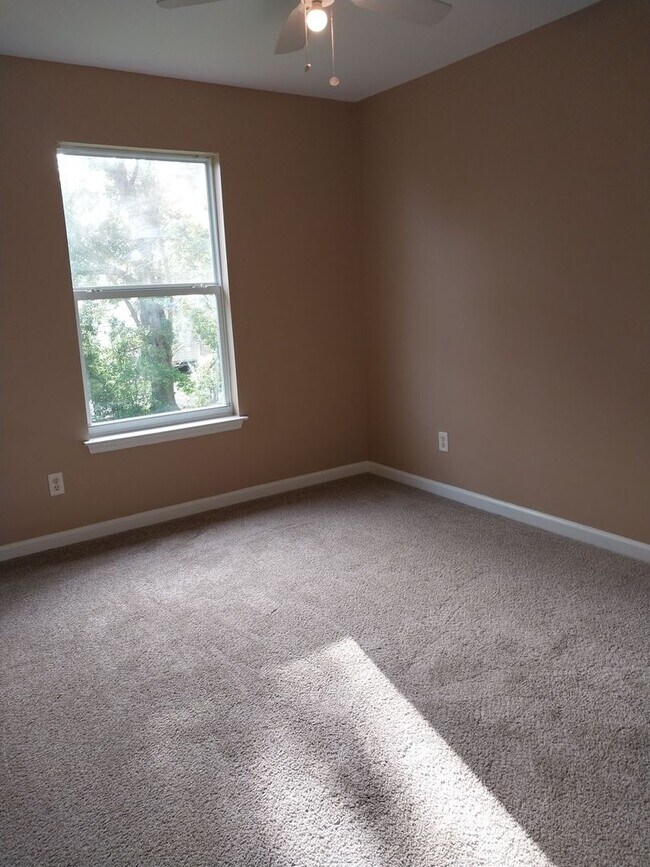 Building Photo - Cute townhome with 3 bd / 2.5 Bath