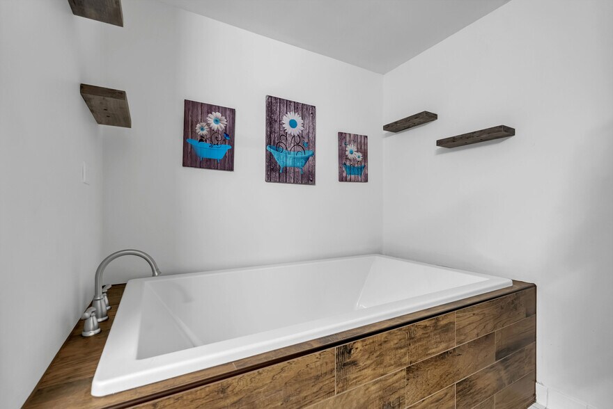 Brand new soaking tub. - 1000 Fell St