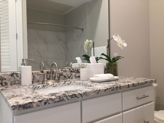 Building Photo - Luxury Living – Steps from Everything!!