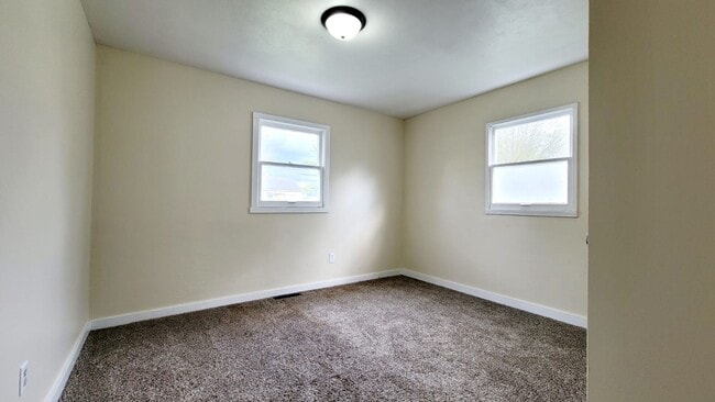 Building Photo - 529 S Kenmore St