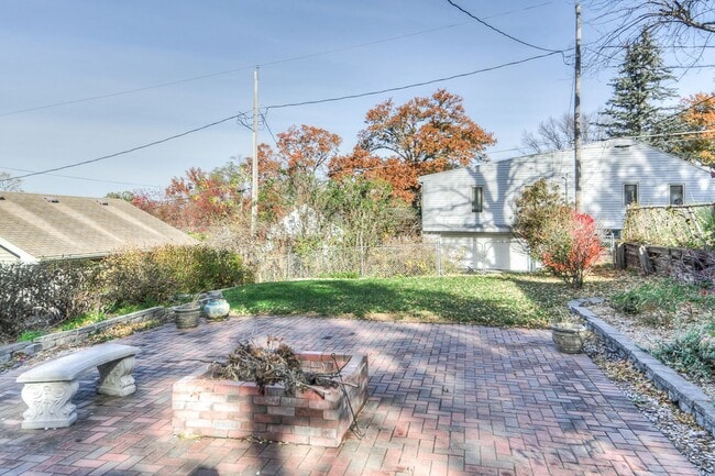 Building Photo - Aksarben Beauty