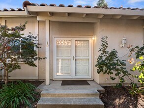 Building Photo - Townhouse-Style Single-Family