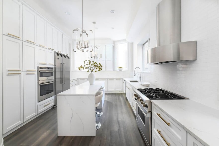 Building Photo - 32 E Bellevue Plz