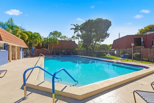 Building Photo - 1525 Augusta Cir