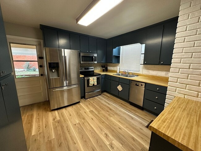 Building Photo - 223 Kingsway Dr