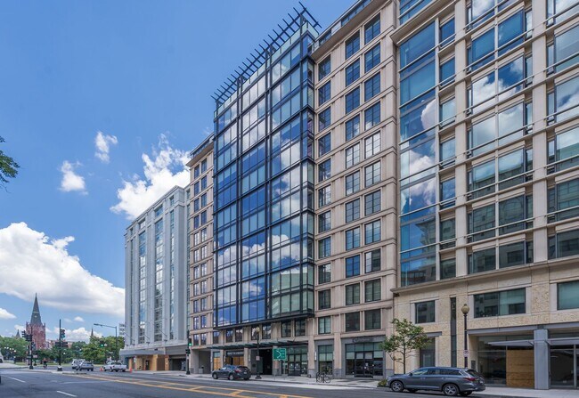 Building Photo - Logan Circle Condo | 2 Bed | 2 Bath | 1,000 Sf | 1 Garage Parking Space