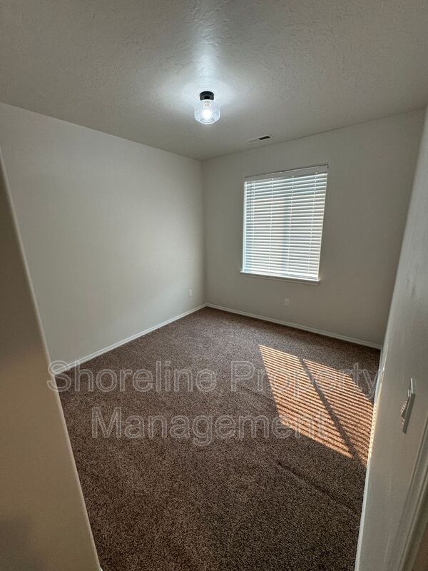 Building Photo - 511 Diamond Lake St