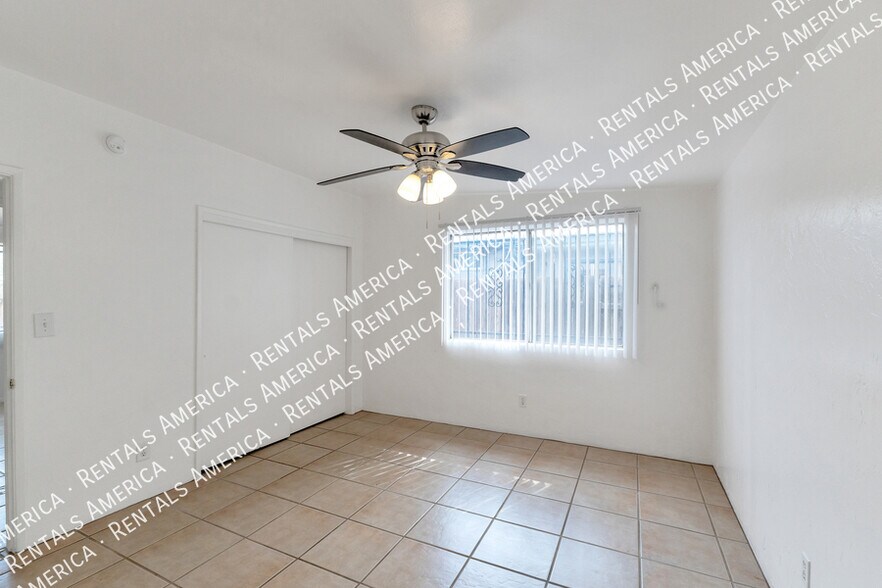 Building Photo - 801 E Holaway Dr