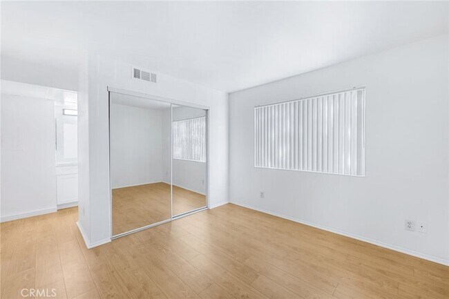 Building Photo - 4406 Cahuenga Blvd