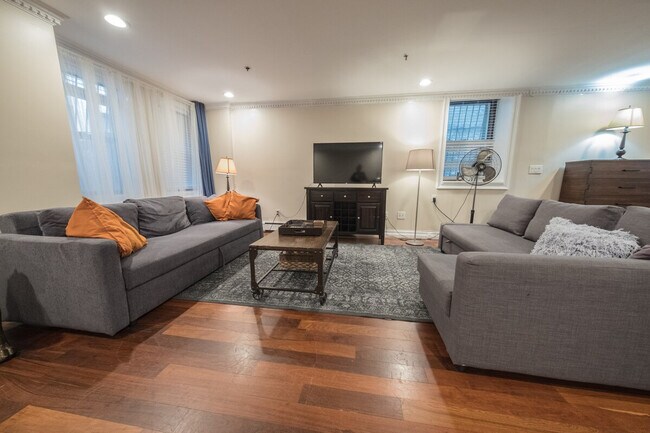 Building Photo - 65 W 107th St