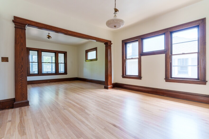 Building Photo - 824 5th St NE