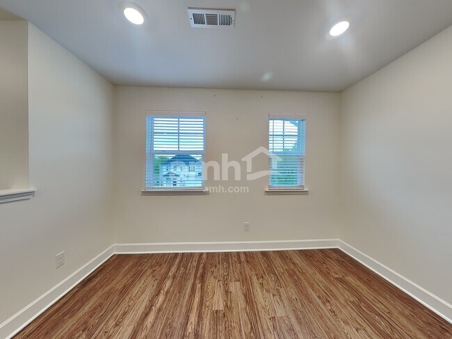 Building Photo - 3110 Esquire Dr
