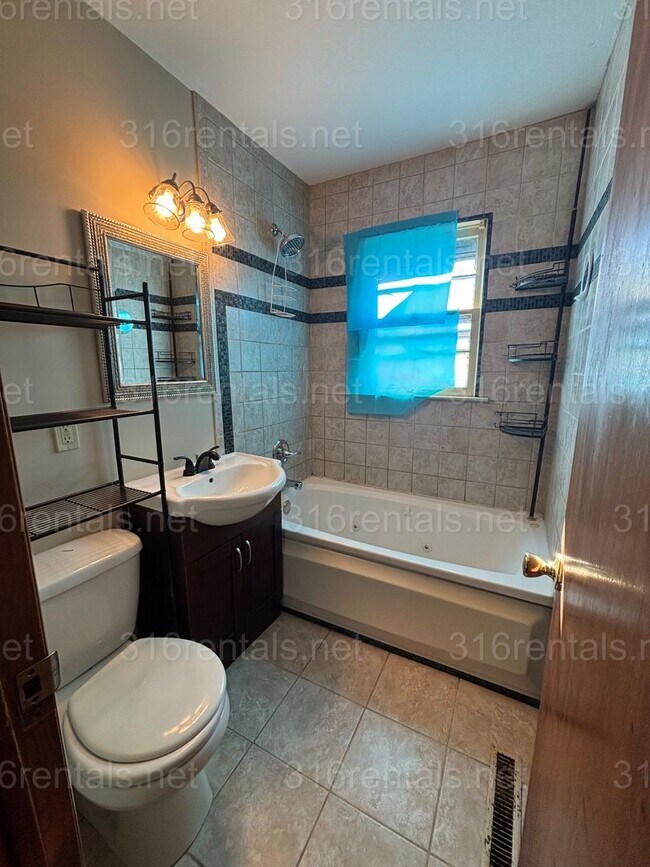 Building Photo - $1,100 - 3 bedroom 1 bathroom - Single Family Home