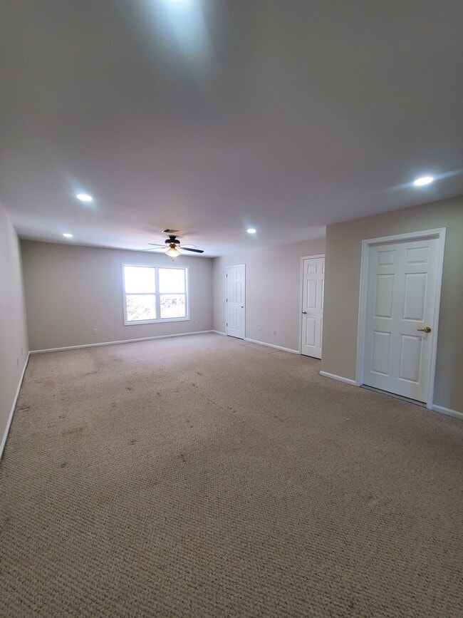 Building Photo - 20 Druid Ln
