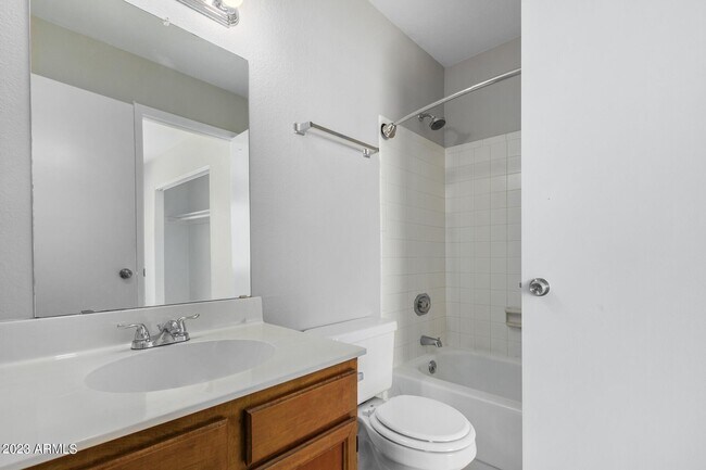 Building Photo - 653 W Guadalupe Rd