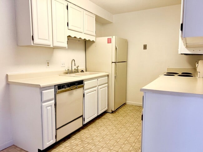 Building Photo - Large Aurora Lynn Knolls Home