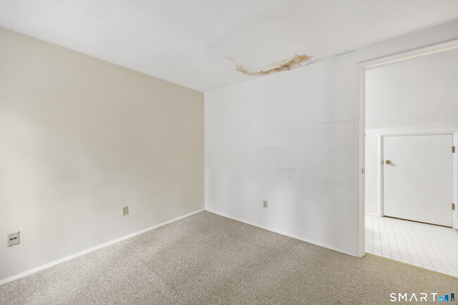 Building Photo - 2 Earls Ct