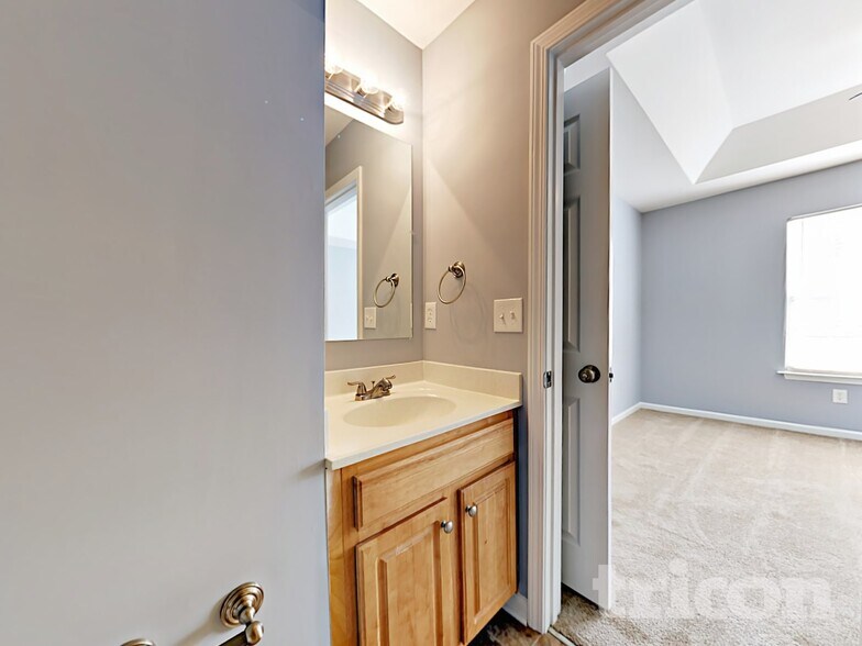 Building Photo - 930 Valley Ridge Rd