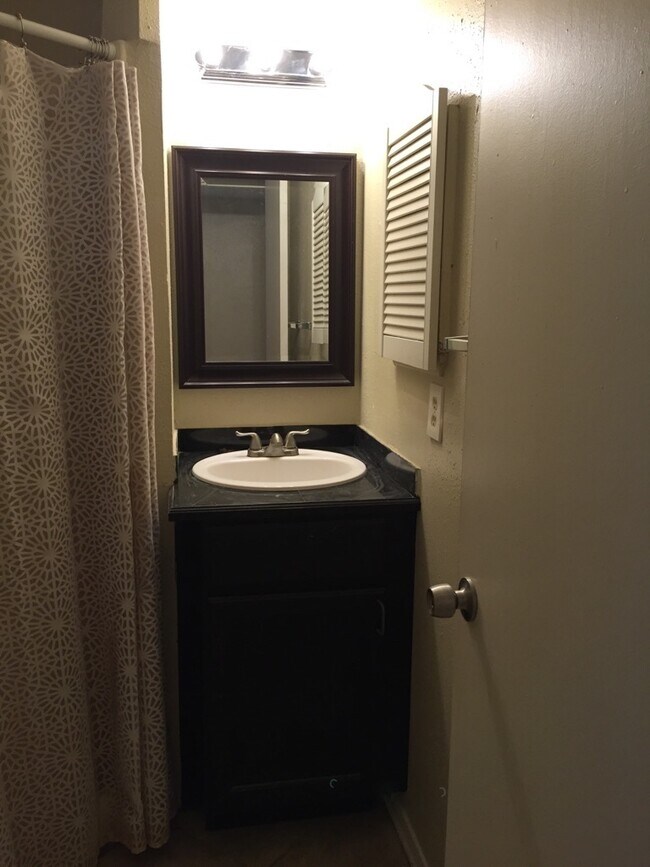 Building Photo - College Station - 1 bedroom /1 bath condo in Northgate area!! - Walking or biking distance to TEX...