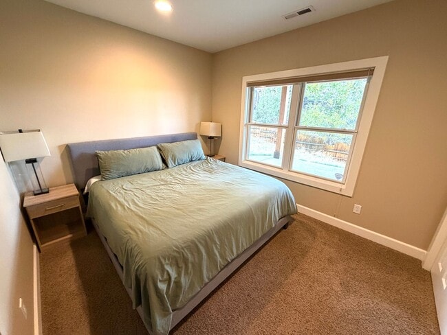 Building Photo - Absolutely Stunning, 6-Bed 3.5 Bath Execut...