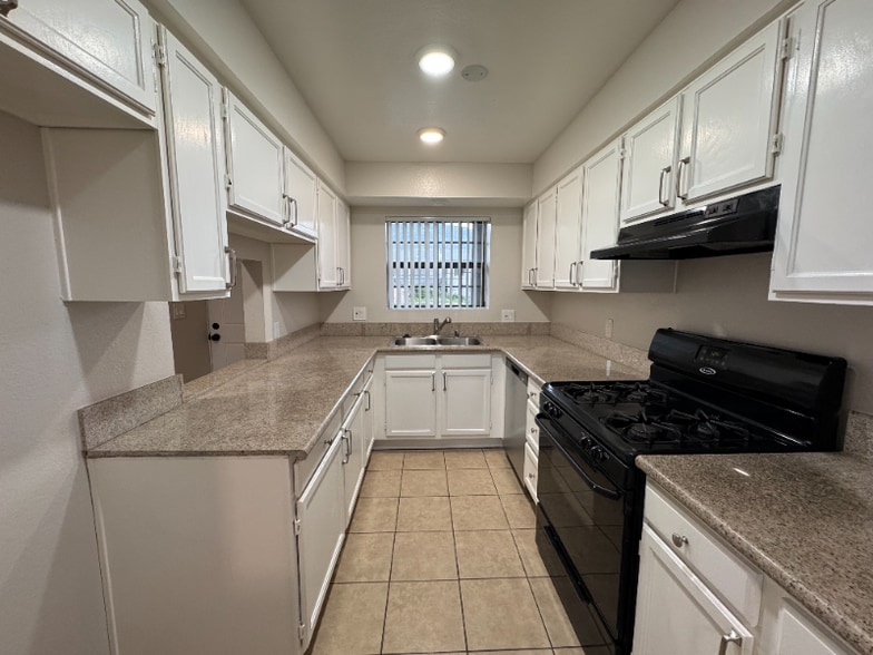 Building Photo - 514 E Valencia Ave