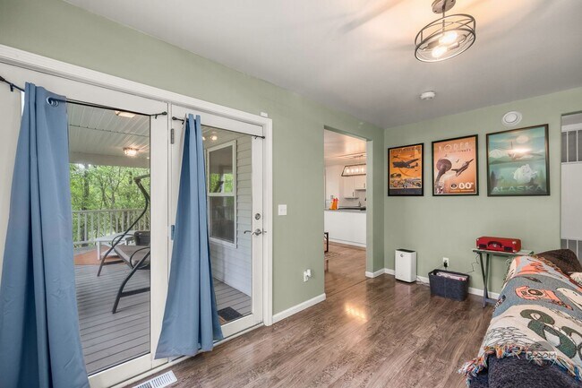 Building Photo - Charming Palmer Home!