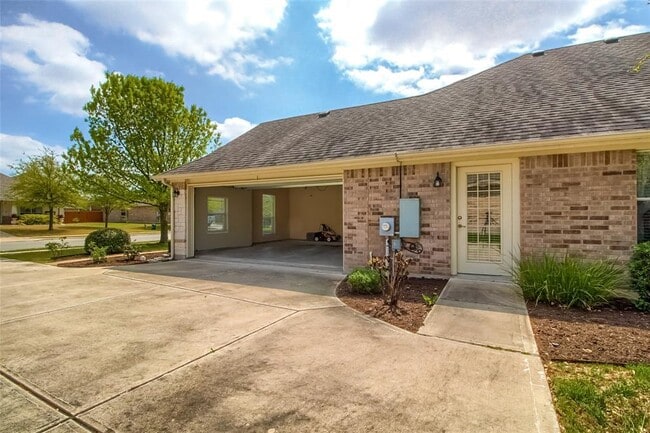 Building Photo - 18720 Royal Pointe Dr