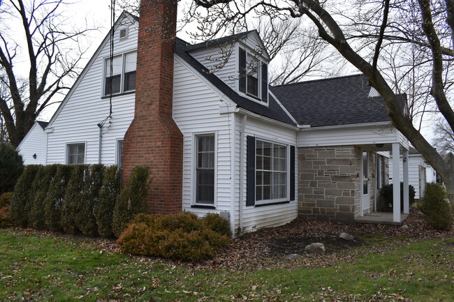 Side - west facing - 18921 Coffinberry Blvd