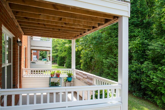 Building Photo - 2833 Holly Glen Dr