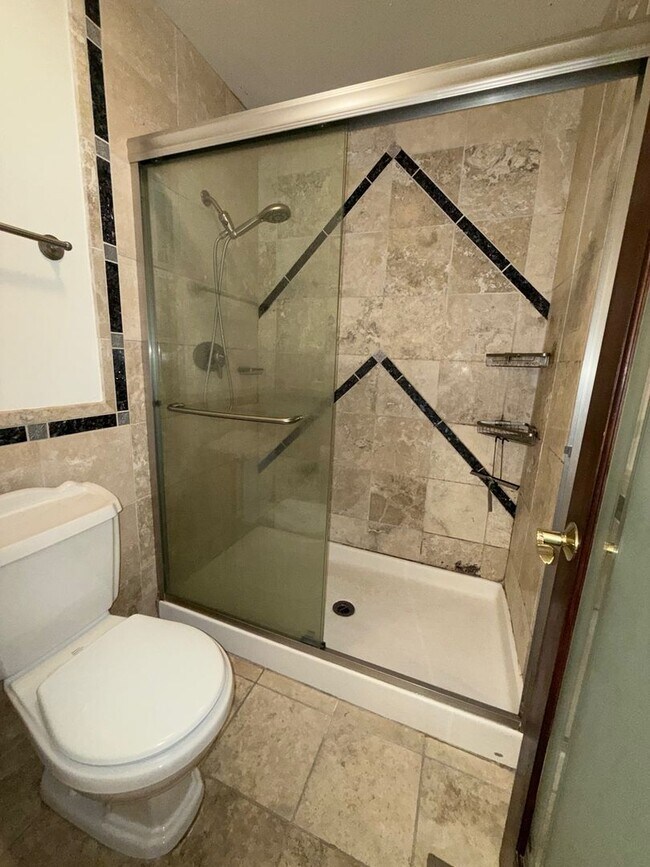 Building Photo - 3 bedroom 2 1/2 bath Townhome with Office ...