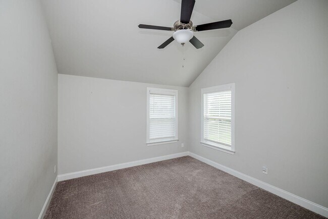 Building Photo - Like New Home in Evans
