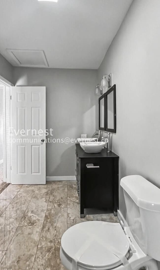 Building Photo - 4 Bed/3 Bath Home with In-Unit Laundry / Available Now!