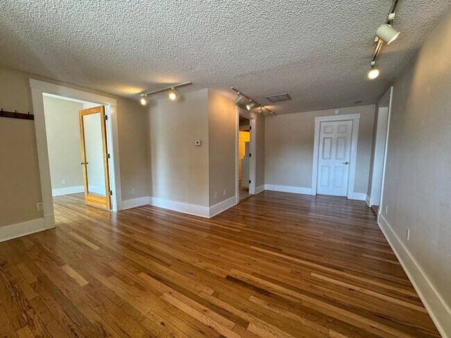 Building Photo - ***$500 off 1st Months Rent!***Well Kept H...