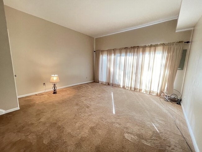 Building Photo - 648 Carriage Cir