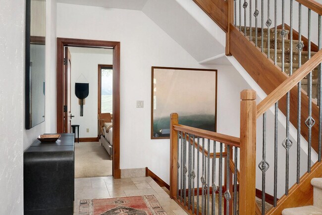 Building Photo - 100 Aspen Ridge Dr