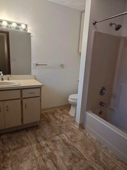 Building Photo - 621 N Rogers Ave