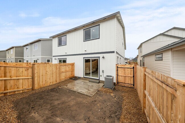 Building Photo - BRAND NEW 3 Bed/2.5 Bath Duplex with Fully...