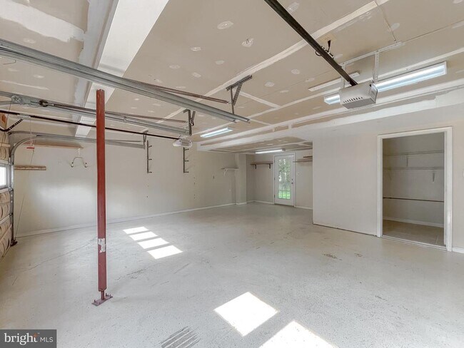 Building Photo - 21133 Woodmere Dr