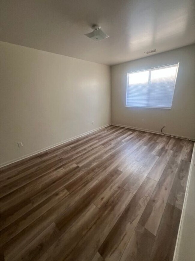 Building Photo - Roseville 8 Unit