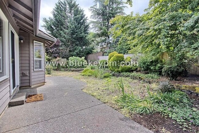 Building Photo - 4 Bed, 2 Bath Home on a Cul-de-sac in Lake...